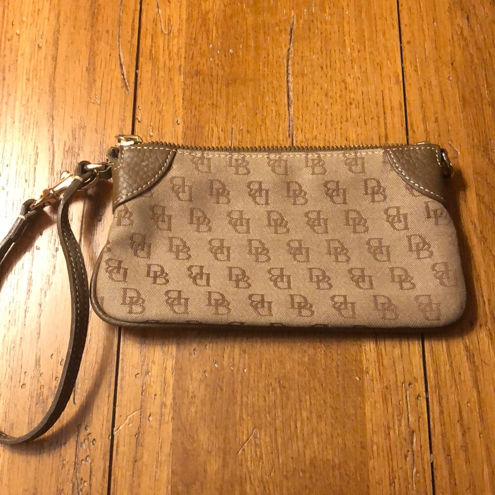 Dooney & Bourke pochette NWOT